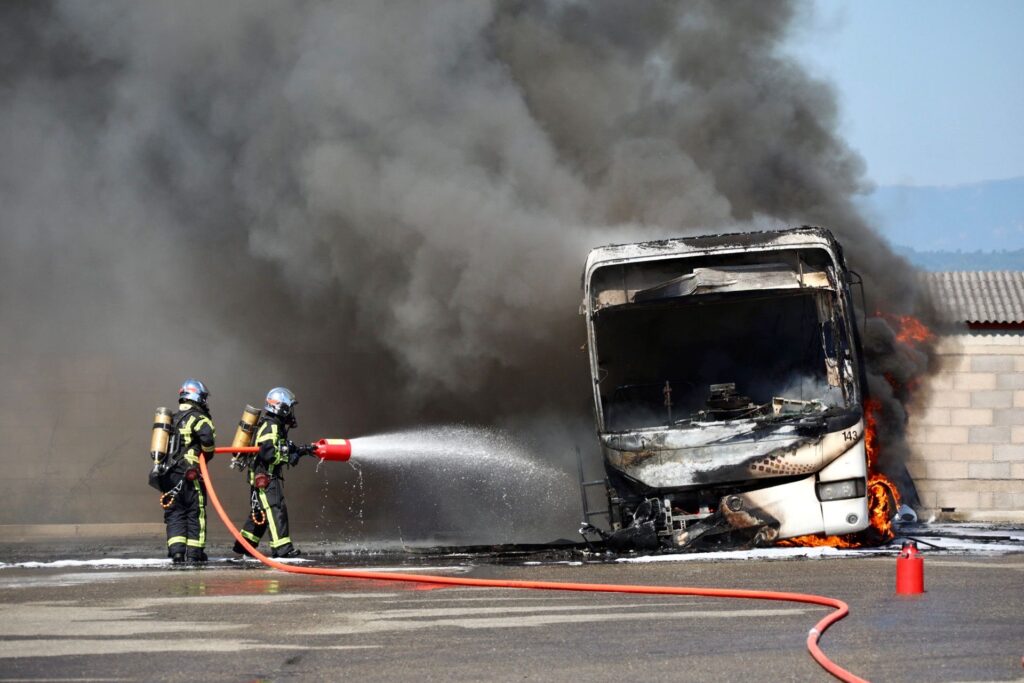 Gard : un bus prend feu sur un site d’entreposage