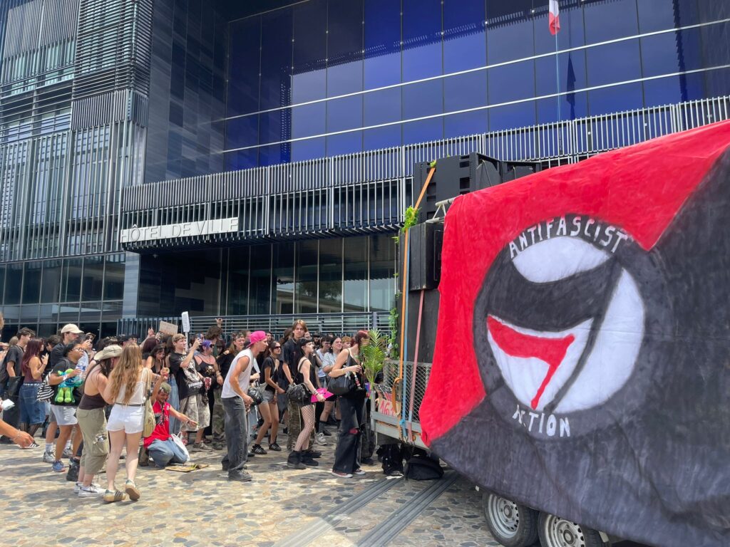Montpellier : des centaines de teufeurs devant la mairie pour « revendiquer les droits à la fête libre »