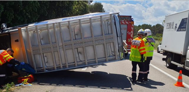Gard : une fourgonnette se renverse sur la route, un homme hospitalisé