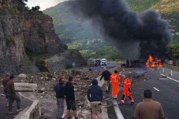 Autoroute A75 : accident, un poids lourd prend feu